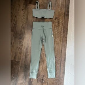 Vuori Evolve Square neck Bra and Daily Legging